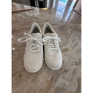 Woman’s Kizik White Sneakers Size woman 5.5-6. Men’s 4.5-5 per the insole.